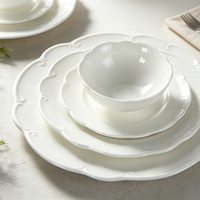 JQY Assiettes élégantes en porcelaine blanche pour restaurants de haute cuisine, hôtels, ensembles de vaisselle, style français, ensembles de vaisselle en céramique