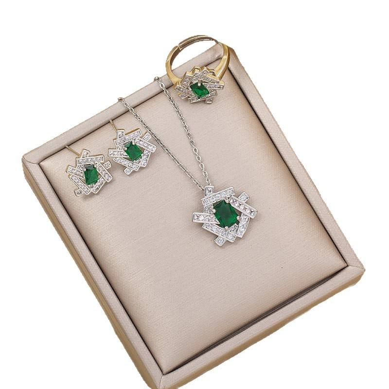 ชุดเครื่องแต่งกายสีเงิน