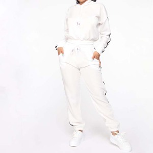 Tennis féminin glamour <span class=keywords><strong>Ensemble</strong></span> À Capuche et Cordon Jogger avec Deux Rayures - Product Image 6