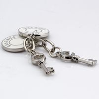 Fabrication de porte-clés en métal sur mesure, porte-clés et porte-monnaie en forme de clé plaqués argent pour cadeaux d'affaires et promotion
