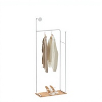 Kledingrek met hangrail, staand, van metaal met houten voet