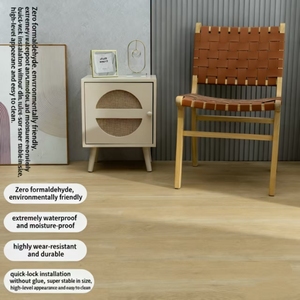 Revêtement de sol SPC écologique à clipser, bandes de revêtement de sol en PVC résistantes à l'eau et à l'humidité à bas prix. - Product Image 1