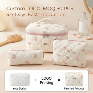 ชุดกระเป๋าเครื่องสำอางผ้าควิลท์ลายโบว์สีชมพูพร้อมโลโก้สั่งทำ MOQ 50 ชิ้น ผลิตเร็ว 3-7 วัน กระเป๋าจัดระเบียบเครื่องสำอางสวยงาม กระเป๋าใส่ของใช้ในห้องน้ำสำหรับเดินทาง - Product Image 1