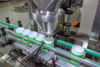 Machine de remplissage de granulés d'aliments pour poissons et animaux de compagnie avec peseuse linéaire à 4 têtes pour seaux et bocaux