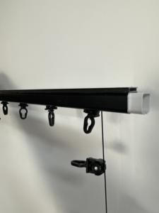 Rail de <span class=keywords><strong>rideau</strong></span> mural en S noir avec <span class=keywords><strong>barre</strong></span> silencieuse pour rideaux à plis ondulés, idéal pour les salons et les chambres - Product Image 2
