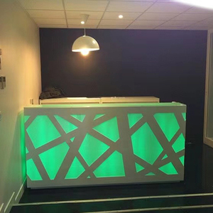 Mostradores de recepción de SPA de superficie sólida personalizados Mostrador de recepción de salón retroiluminado blanco de belleza moderna - Product Image 1