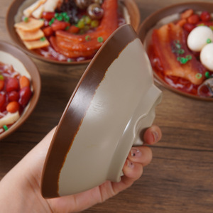 Réplica a escala 1:1 de un gran plato de fideos de arroz con caracoles, un accesorio para decoración de tiendas, escaparates y para añadir ingredientes. - Product Image 2