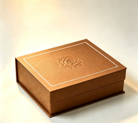 Boîte cadeau magnétique rigide de luxe personnalisée, boîte d'emballage en papier à couvercle à charnière avec gaufrage rose en relief pour bijoux, cosmétiques, cadeaux de fêtes
