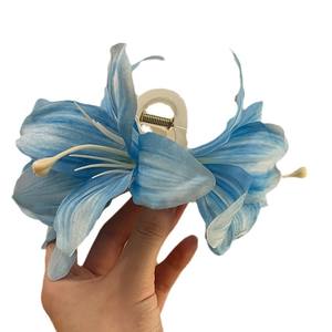 Blauwe Lelie Frosted Plastic Haarklauw Grote Hawaiiaanse Bohemien Bloem Huwelijksfeest Strand Hoofdtooi Voor Vrouwen Modieuze Schattige Grijper - Product Image 6