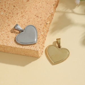 Ciondolo a Cuore in Acciaio Inossidabile Yiwu Aceon con Bordo Dettagliato a Punti, Centro in Rilievo e Bordo Inferiore Vuoto per Incisione a Olio - Product Image 4