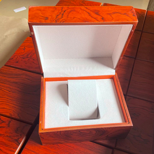 กล่องนาฬิกาหรูจากโรงงานโดยตรง พร้อมโลโก้สั่งทำพิเศษและภายในบุผ้ากำมะหยี่ สำหรับบรรจุภัณฑ์นาฬิกาแบรนด์ไฮเอนด์สำหรับผู้ชาย กล่องของขวัญนาฬิกา - Product Image 5