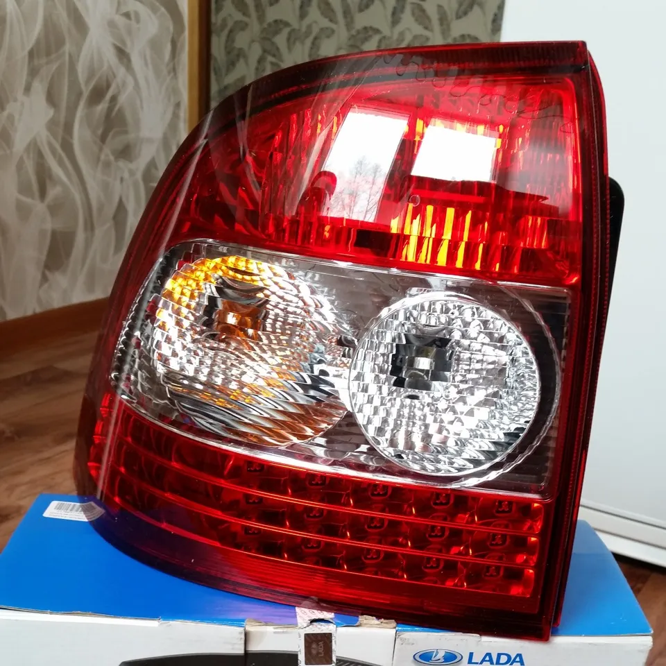 Auto-Onderdelen Links En Rechts Achterlicht 2170-03716011-10 L 2170-03716010-10 R Voor Lada Priora 21704 Achterlicht Led