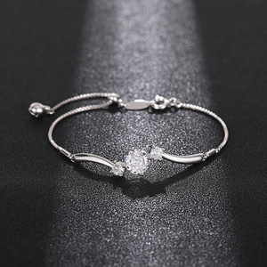 Bracciale in Argento 925 con Cristalli, Gioiello Minimalista da Donna con Catena a Maglie per Uso Quotidiano, Incastonatura a Griffe con Strass - Product Image 1