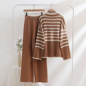 Ensemble pull et pantalon tricoté décontracté pour femme, col roulé, automne, 2 pièces, avec logo frontal, vente en gros - Product Image 5