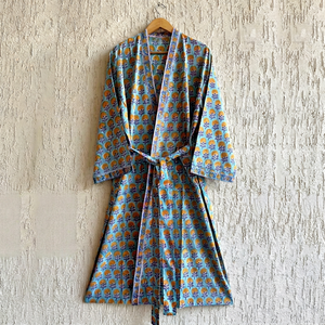 Kimono de Algodón con Estampado Floral Hecho a Mano, Túnica de Verano, Kimono Corto Talla Única, Cubrebaño Hecho a Mano para la Playa - Product Image 1