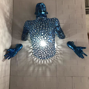 Scultura Decorativa da Parete Moderna 3D di Alta Qualità, Colore Blu Cromato, Statua Uomo a Grandezza Naturale in Metallo con Corpo Cavo - Product Image 2
