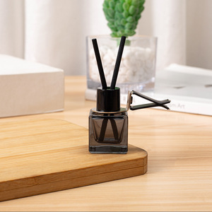 Bottiglia di Vetro Quadrata Trasparente Nera Portatile 10ml, Flacone Vuoto <span class=keywords><strong>per</strong></span> Diffusore con Tappo a Vite <span class=keywords><strong>per</strong></span> Decorazione Auto, Olio Profumato - Product Image 1