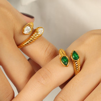 Bague Serpent Tendance en Acier Inoxydable Plaqué Or 18 carats avec Zircon Créé en Laboratoire et Texture Torsadée Émeraude – Vente en Gros
