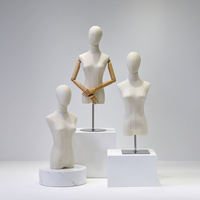 Maniquí de Mujer para Alta Costura, Torso Cubierto de Lino, con Base Dorada y Brazos de Madera, para Exhibición en Vitrinas