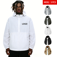 Veste d'été pour homme UPF50+ Vêtement de protection solaire à manches longues Coupe-vent léger à capuche 100% nylon Séchage rapide Logo personnalisé