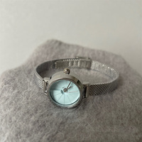 Montre à quartz pour femme avec un petit cadran bleu en nacre