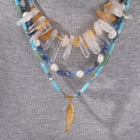 Collar de Verano con Cuentas de Piedra Natural Azul, Cristal Blanco Rectangular, Perla de Agua Dulce y Dije de Pez Dorado en Acero Inoxidable