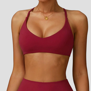 Sujetador deportivo al por mayor para mujer con cuello en V bajo, espalda cruzada doble, tirantes finos, sensación suave y nude, acolchado, para yoga, pilates y entrenamiento. - Product Image 2