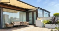 Auvent motorisé à cassette intégrale sur mesure avec bras repliables et structure métallique résistante à la corrosion pour fenêtre et porte, protection solaire