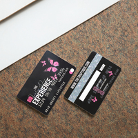 Carte de membre VIP personnalisée en PVC CR80 avec bande magnétique, impression offset, estampage à chaud, numéro en relief et pelliculage.