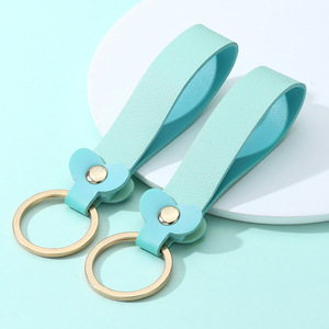 Dragonne de poignet en similicuir bicolore avec connecteur à rivets en forme de cœur mignon et porte-clés métallique minimaliste - Product Image 4