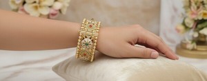 Brazalete de Oro Antiguo de Primera Calidad DIVYORO con Incrustaciones de Piedras Verdes y Rubíes, Joyería Étnica Hecha a Mano para Novias - Product Image 4