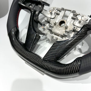 พวงมาลัยคาร์บอนไฟเบอร์สีดำ รุ่น Fit G8 พร้อมตะเข็บเย็บสีแดง ลายเส้นตรงกลางสีแดง สำหรับรถเชฟโรเลต คอมโมดอร์ HSV E1/<span class=keywords><strong>2</strong></span>/<span class=keywords><strong>3</strong></span> และรถปอนเตี๊ยบ G8 - Product Image 3