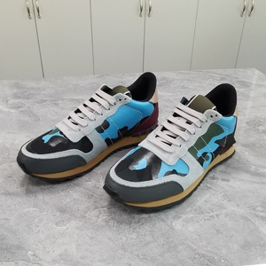 Zapatos Deportivos de Marca de Lujo para Parejas de Diseñadores Nuevos con Diseño de Cinta y Patrones de Grafiti - Zapatos de Patinaje Modernos y Versátiles - Product Image 1