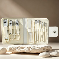 Kit de manucure et pédicure 16 pièces en acier inoxydable, ensemble de coupe-ongles, étui en cuir avec lime à ongles, pousse-cuticules, pinces, ciseaux, cadeau