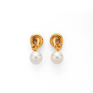 Boucles d'oreilles pendantes tendance en acier inoxydable 316L plaqué or PVD avec perles, durables et résistantes - Product Image 1