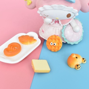 Hengxin ขนมปังทรงขนมปังขนาดเล็กสำหรับเล่นอาหารขนมปังทรงขนมปังเบเกิลครัวซองต์คุกกี้ย่างทรงสี่เหลี่ยมเสน่ห์เรซินสำหรับบ้านตุ๊กตางานฝีมือ - Product Image 4