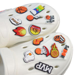 Articles en vrac pour les petites entreprises vendant des breloques de chaussures, bricolage mignon <span class=keywords><strong>rouge</strong></span> jardin chaussure filles enfants cadeau chaussures personnalisées breloques - Product Image 3