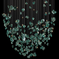 Lustre LED de luxe sur mesure à hauteur réglable avec cristaux émaillés et pierres vertes, éclairage artistique moderne pour hall d'hôtel et escalier