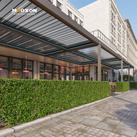 Pergola de jardin en aluminium avec toit étanche et télécommande