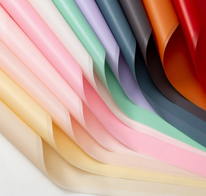 Papel de embalaje mate de plástico impermeable, color blanco sólido, elegante, para envolver flores, papel para flores, embalaje floral para regalos. - Product Image 3