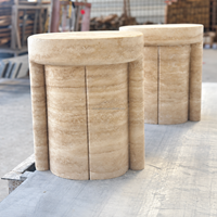 Table d'appoint rustique en travertin beige organique avec base segmentée rainurée pour la décoration intérieure de chambre et de villa OEM ODM
