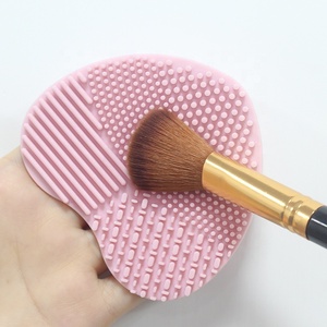 Venta al por mayor de pestañas cepillo de limpieza estera pequeña en forma de corazón de etiqueta privada de lujo de silicona cara maquillaje cepillo limpiador y secador - Product Image 1