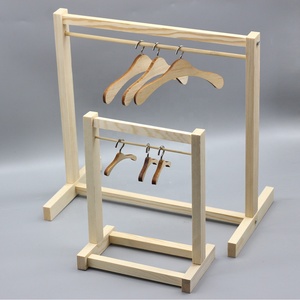 Accessori della bambola e 20 centimetri di altezza vestiti per le bambole accessori bjd vestiti appendiabiti in legno - Product Image 3