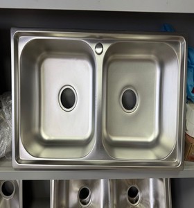 Évier de cuisine professionnel en acier inoxydable robuste pour restaurant, avec deux bacs rectangulaires et un trou, design moderne - Product Image 1