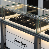 Kiosque à bijoux de luxe personnalisé pour centre commercial, comptoir d'exposition de bijoux en métal noir et blanc avec boîte à lumière LED pour centre commercial