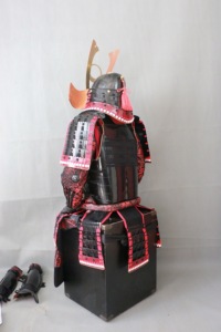 Auténtica Armadura Samurai Yoroi de Hierro Negro Mate, Traje Completo, Casco Maedate Kabuto con Cuernos Plateados, Máscara Hannya Roja - Product Image 5
