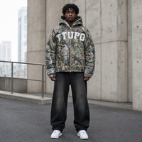 Blouson matelassé camouflage à capuche pour homme avec fermeture éclair intégrale, manteau d'extérieur matelassé, détails de patchs imprimés et style streetwear décontracté