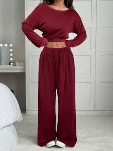Conjunto de Pantalones Cortos y Top de Color Sólido para Mujer, Hombros Descubiertos, Corte Holgado, Estilo Casual Urbano, Logotipo Bordado, Disponible en Stock - Product Image 3