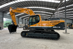Excavatrice sur chenilles d'occasion Hyundai avec godet de terrassement, équipement de construction jaune - Product Image 4
