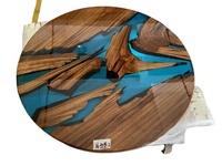 Table basse en résine époxy bleue effet rivière, design idéal pour salon, par Suessen